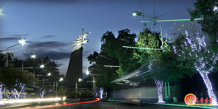 File:Chollima statue at night.png