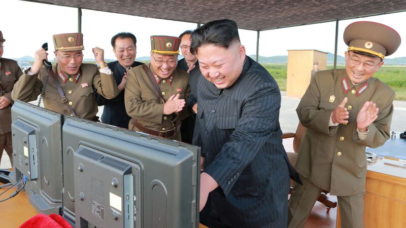 Fichier:Kim jong un computer.jpeg