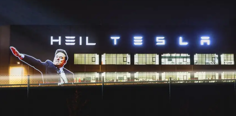 File:Heil Tesla Berlin.png